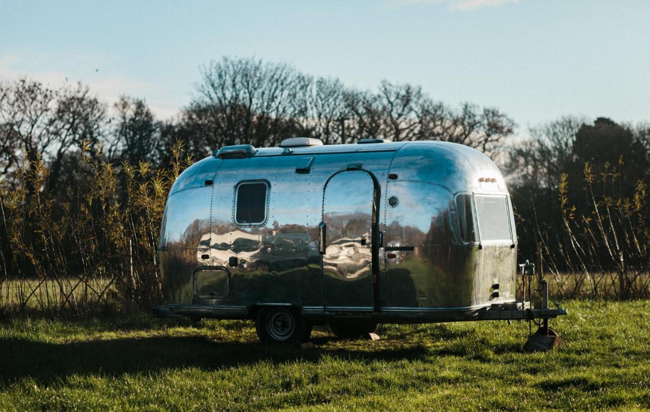 Silver Airstream Glamping & Rental Chichester Exterior foto