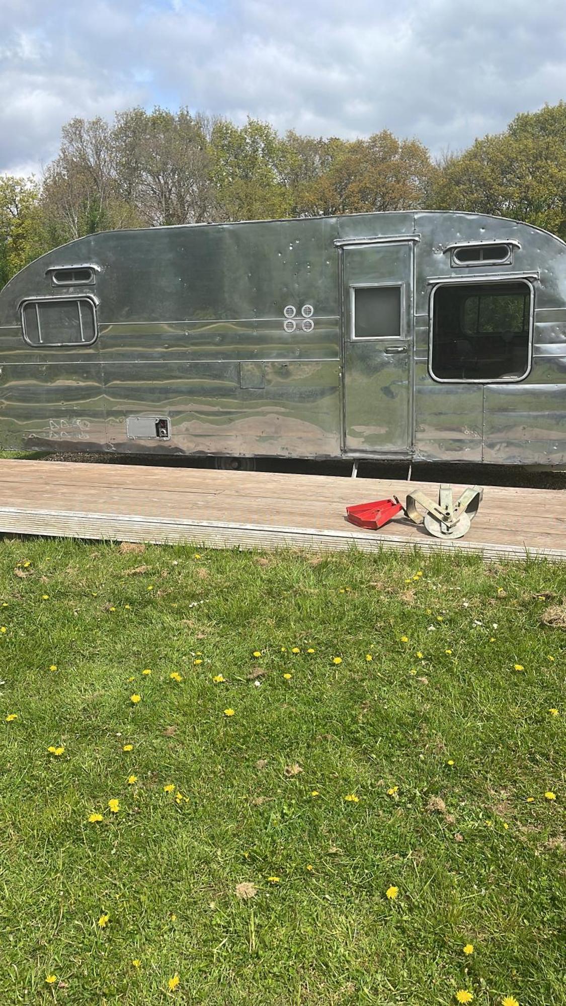 Silver Airstream Glamping & Rental Chichester Exterior foto